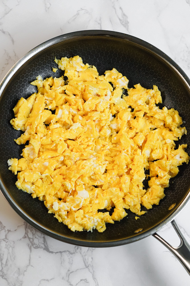 scramble eggs in black pan