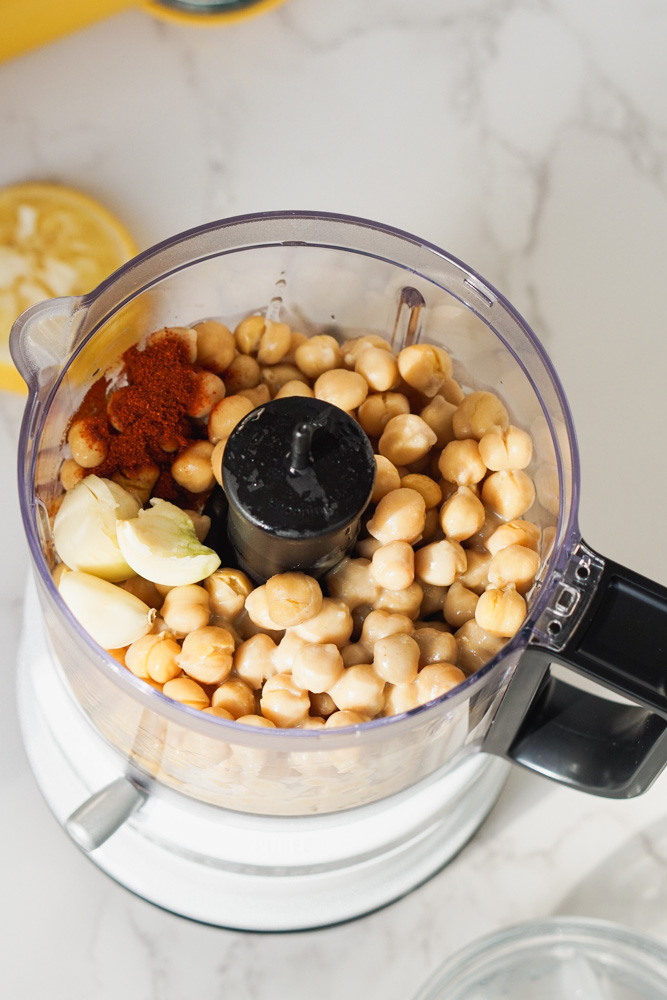 Chickpeas, spices and garlic in a food processor